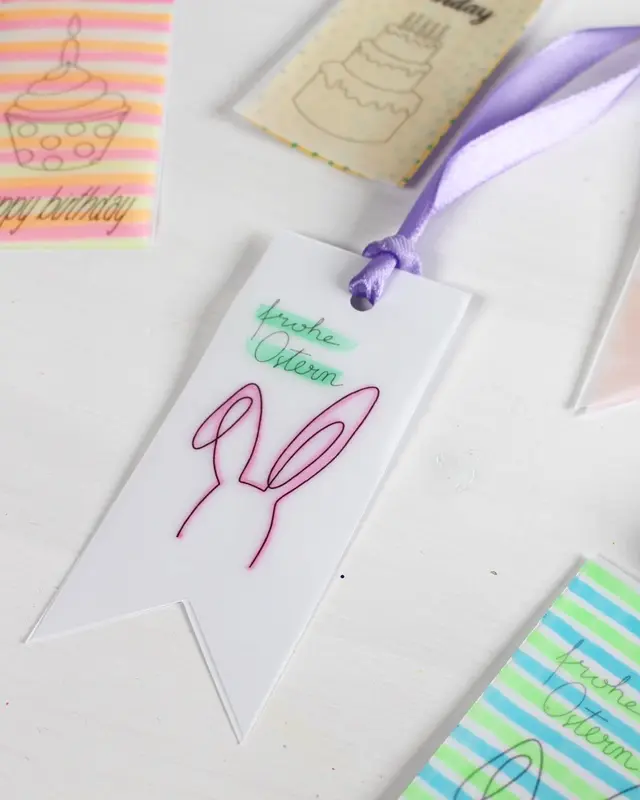 Du hast das perfekte Geschenk ausgewählt und es ist sorgfältig eingepackt, aber etwas fehlt noch, um es wirklich besonders zu machen - ein persönlicher DIY Geschenkanhänger! Statt einen langweiligen, gekauften Anhänger zu verwenden, warum nicht etwas Kreatives und Einzigartiges gestalten? In diesem Beitrag zeige ich dir, wie du mit wenigen Materialien wunderschöne Geschenkanhänger aus Papier basteln kannst. Ich habe außerdem Vorlagen erstellt, die du kostenlos verwenden kannst. Kreative DIY Geschenkanhänger aus Papier zum Ausdrucken - diy oster geschenkanhaenger aus papier basteln 2