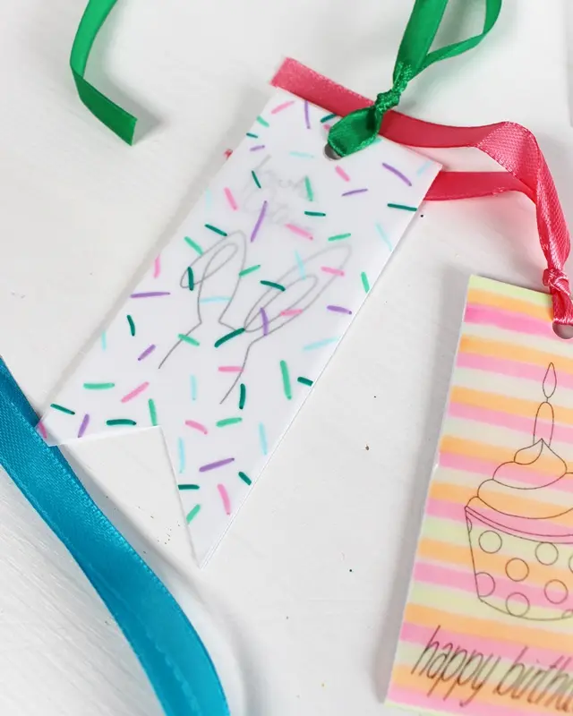 Du hast das perfekte Geschenk ausgewählt und es ist sorgfältig eingepackt, aber etwas fehlt noch, um es wirklich besonders zu machen - ein persönlicher DIY Geschenkanhänger! Statt einen langweiligen, gekauften Anhänger zu verwenden, warum nicht etwas Kreatives und Einzigartiges gestalten? In diesem Beitrag zeige ich dir, wie du mit wenigen Materialien wunderschöne Geschenkanhänger aus Papier basteln kannst. Ich habe außerdem Vorlagen erstellt, die du kostenlos verwenden kannst. Kreative DIY Geschenkanhänger aus Papier zum Ausdrucken - diy oster geschenkanhaenger aus papier basteln 4