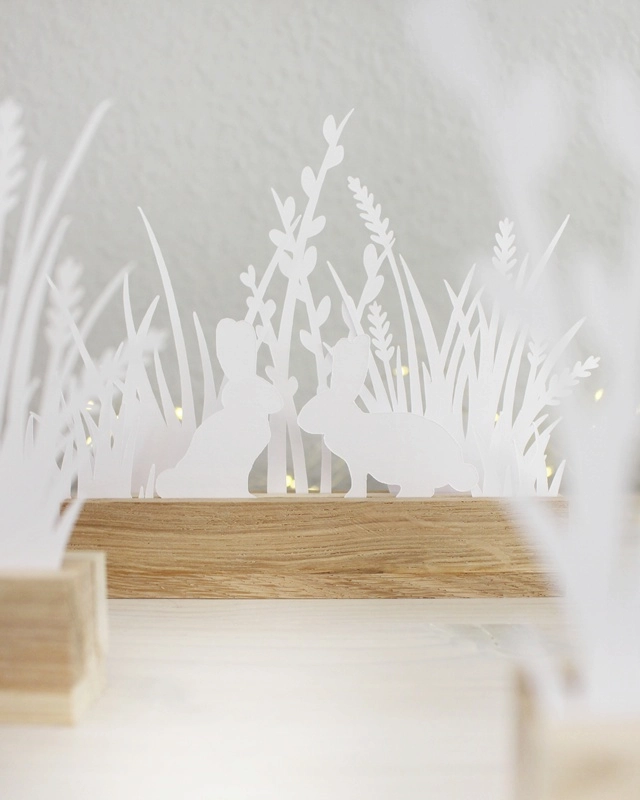 Gestalte mit der "Plotterdatei Osterwiese" eine schlichte Osterdeko aus Papier. Die minimalistischen Hasen- und Gräser-Motive können in Holzleisten oder auch als Fensterdeko genutzt werden. Plotterdateien (SVG + DXF) + PNG Plotterdatei Osterwiese - Minimalistische Osterdeko aus Papier plotten