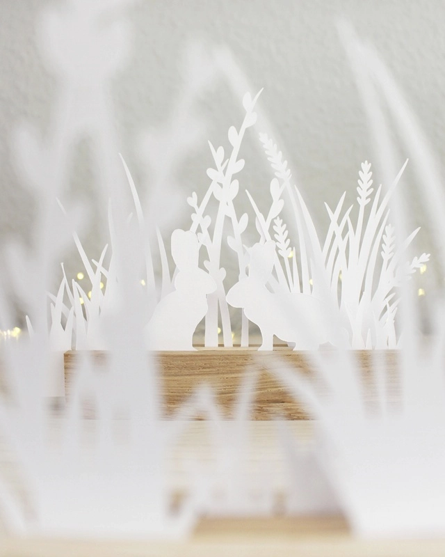 Gestalte mit der "Plotterdatei Osterwiese" eine schlichte Osterdeko aus Papier. Die minimalistischen Hasen- und Gräser-Motive können in Holzleisten oder auch als Fensterdeko genutzt werden. Plotterdateien (SVG + DXF) + PNG Plotterdatei Osterwiese - Minimalistische Osterdeko aus Papier plotten