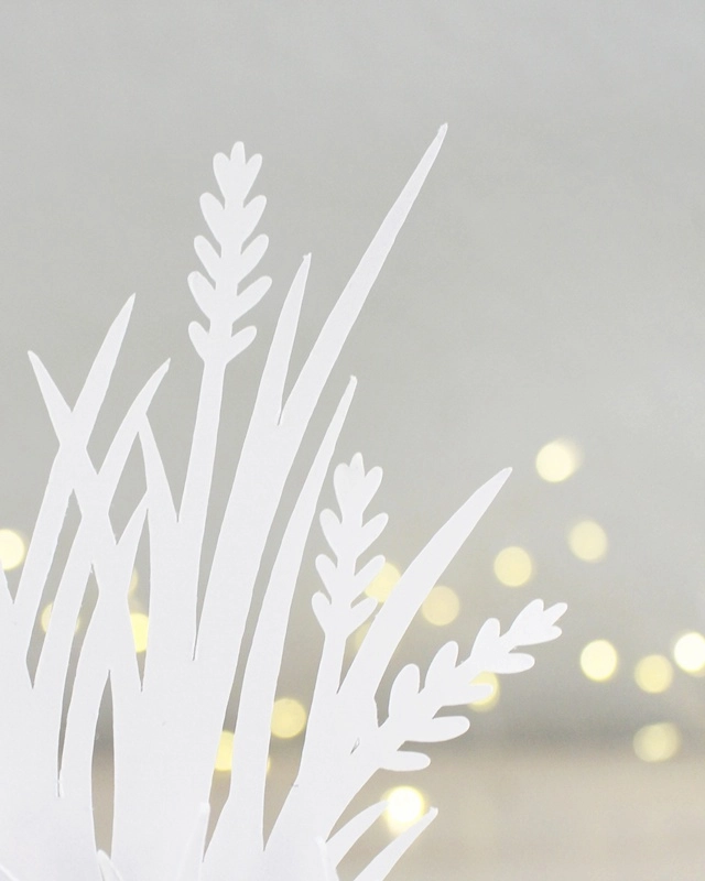 Gestalte mit der "Plotterdatei Osterwiese" eine schlichte Osterdeko aus Papier. Die minimalistischen Hasen- und Gräser-Motive können in Holzleisten oder auch als Fensterdeko genutzt werden. Plotterdateien (SVG + DXF) + PNG Plotterdatei Osterwiese - Minimalistische Osterdeko aus Papier plotten