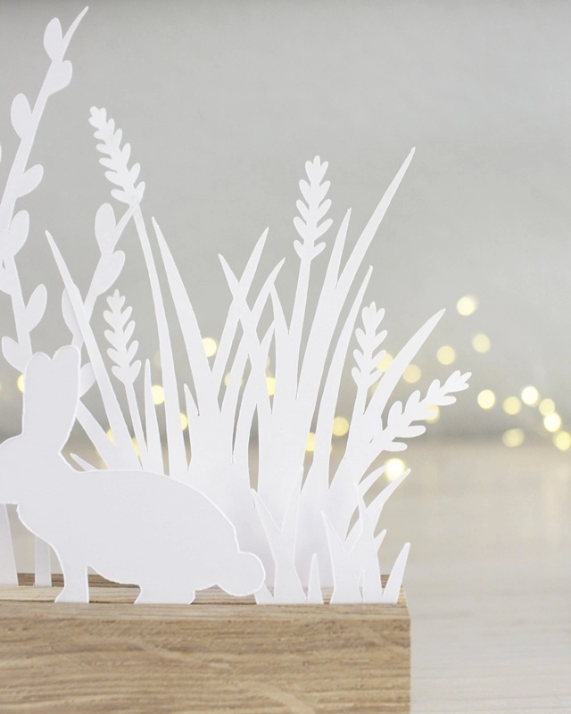 Gestalte mit der "Plotterdatei Osterwiese" eine schlichte Osterdeko aus Papier. Die minimalistischen Hasen- und Gräser-Motive können in Holzleisten oder auch als Fensterdeko genutzt werden. Plotterdateien (SVG + DXF) + PNG Plotterdatei Osterwiese - Minimalistische Osterdeko aus Papier plotten
