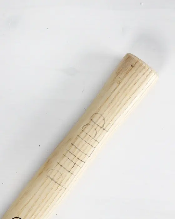 Geschenke für Männer basteln ist oft gar nicht so einfach – es soll persönlich sein, aber bloß nicht kitschig. In diesem Beitrag zeige ich dir 5 einfache und schlichte DIY-Ideen, die nützlich sind und garantiert nicht im Schrank verstauben: Vom personalisierten Werkzeug bis hin zur individuellen Fan-Art. Meine Ideen können z.B. zum Geburtstag, zu Weihnachten, zum Vatertag oder als kleine Aufmerksamkeit zwischendurch verschenkt werden. Auch wenn diese Ideen perfekt für Männer funktionieren, sind sie natürlich für alle geeignet, die sich über praktisches Zubehör und minimalistische Deko freuen! Geschenke für Geschenke für Männer basteln: 5 einfache DIY Ideen - hammer mit namen beschriften 1
