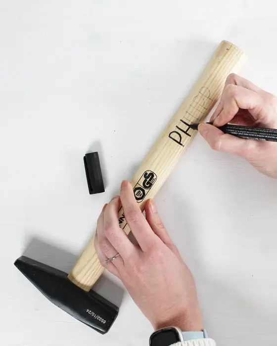 Geschenke für Männer basteln ist oft gar nicht so einfach – es soll persönlich sein, aber bloß nicht kitschig. In diesem Beitrag zeige ich dir 5 einfache und schlichte DIY-Ideen, die nützlich sind und garantiert nicht im Schrank verstauben: Vom personalisierten Werkzeug bis hin zur individuellen Fan-Art. Meine Ideen können z.B. zum Geburtstag, zu Weihnachten, zum Vatertag oder als kleine Aufmerksamkeit zwischendurch verschenkt werden. Auch wenn diese Ideen perfekt für Männer funktionieren, sind sie natürlich für alle geeignet, die sich über praktisches Zubehör und minimalistische Deko freuen! Geschenke für Geschenke für Männer basteln: 5 einfache DIY Ideen - hammer mit namen beschriften 2