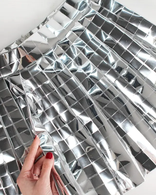 Im Moment sieht man sie ÜBERALL: Discokugeln und Dekorationen aus Spiegelfliesen. Wer meinen Blog verfolgt, weiß, dass ich ein riesiger Fan vom Dopamin Deko Trend bin. Ich habe selber viele kleine Discokugeln dekoriert und Dekoelemente mit Spiegelfliesen beklebt, die so einfach sofort gute Laune machen. Und da dachte mir: Warum den Deko-Trend nicht auch für Karneval nutzen? Also habe ich überlegt, wie ich am besten ein Discokugel Kostüm basteln kann, das auch wirklich funkelt und praktisch zugleich ist. Discokugel Kostüm basteln - Dopamin Trend für Karneval & Halloween - karnevalskostuem discokugel basteln 3