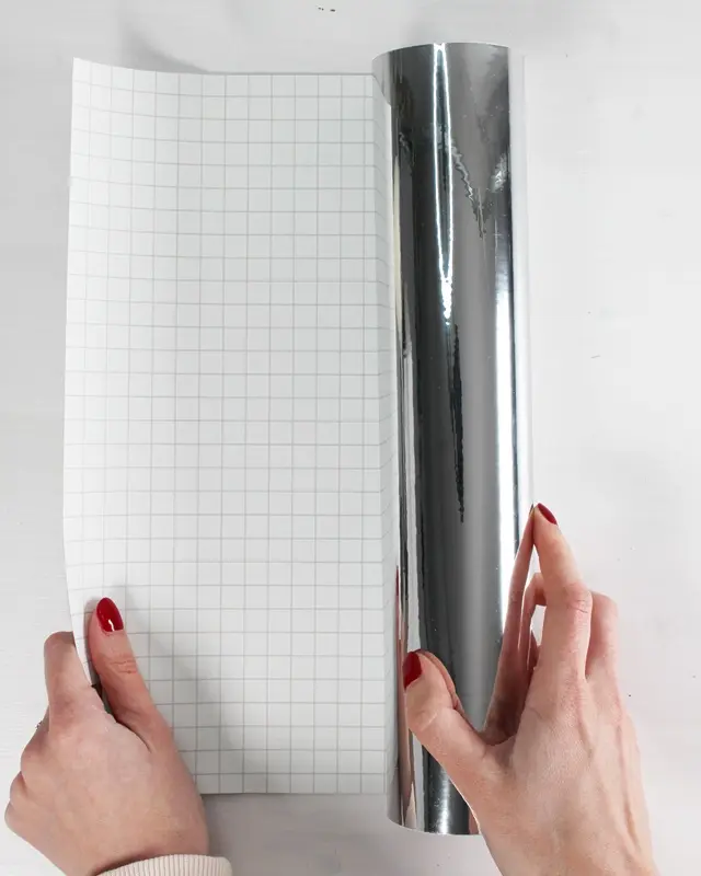 Im Moment sieht man sie ÜBERALL: Discokugeln und Dekorationen aus Spiegelfliesen. Wer meinen Blog verfolgt, weiß, dass ich ein riesiger Fan vom Dopamin Deko Trend bin. Ich habe selber viele kleine Discokugeln dekoriert und Dekoelemente mit Spiegelfliesen beklebt, die so einfach sofort gute Laune machen. Und da dachte mir: Warum den Deko-Trend nicht auch für Karneval nutzen? Also habe ich überlegt, wie ich am besten ein Discokugel Kostüm basteln kann, das auch wirklich funkelt und praktisch zugleich ist. Discokugel Kostüm basteln - Dopamin Trend für Karneval & Halloween - karnevalskostuem discokugel basteln 4