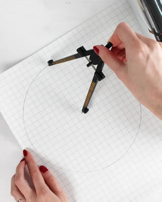 Im Moment sieht man sie ÜBERALL: Discokugeln und Dekorationen aus Spiegelfliesen. Wer meinen Blog verfolgt, weiß, dass ich ein riesiger Fan vom Dopamin Deko Trend bin. Ich habe selber viele kleine Discokugeln dekoriert und Dekoelemente mit Spiegelfliesen beklebt, die so einfach sofort gute Laune machen. Und da dachte mir: Warum den Deko-Trend nicht auch für Karneval nutzen? Also habe ich überlegt, wie ich am besten ein Discokugel Kostüm basteln kann, das auch wirklich funkelt und praktisch zugleich ist. Discokugel Kostüm basteln - Dopamin Trend für Karneval & Halloween - karnevalskostuem discokugel basteln 5