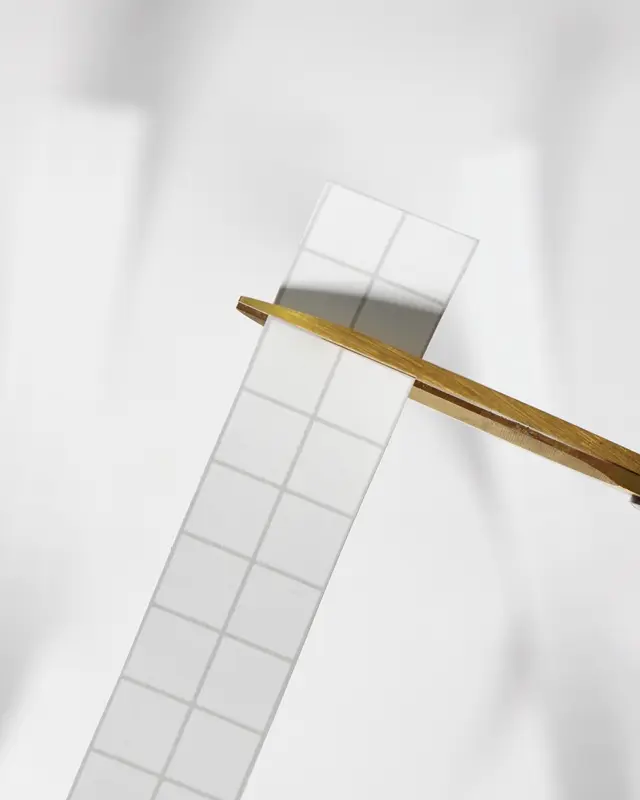 Im Moment sieht man sie ÜBERALL: Discokugeln und Dekorationen aus Spiegelfliesen. Wer meinen Blog verfolgt, weiß, dass ich ein riesiger Fan vom Dopamin Deko Trend bin. Ich habe selber viele kleine Discokugeln dekoriert und Dekoelemente mit Spiegelfliesen beklebt, die so einfach sofort gute Laune machen. Und da dachte mir: Warum den Deko-Trend nicht auch für Karneval nutzen? Also habe ich überlegt, wie ich am besten ein Discokugel Kostüm basteln kann, das auch wirklich funkelt und praktisch zugleich ist. Discokugel Kostüm basteln - Dopamin Trend für Karneval & Halloween - karnevalskostuem discokugel basteln 7