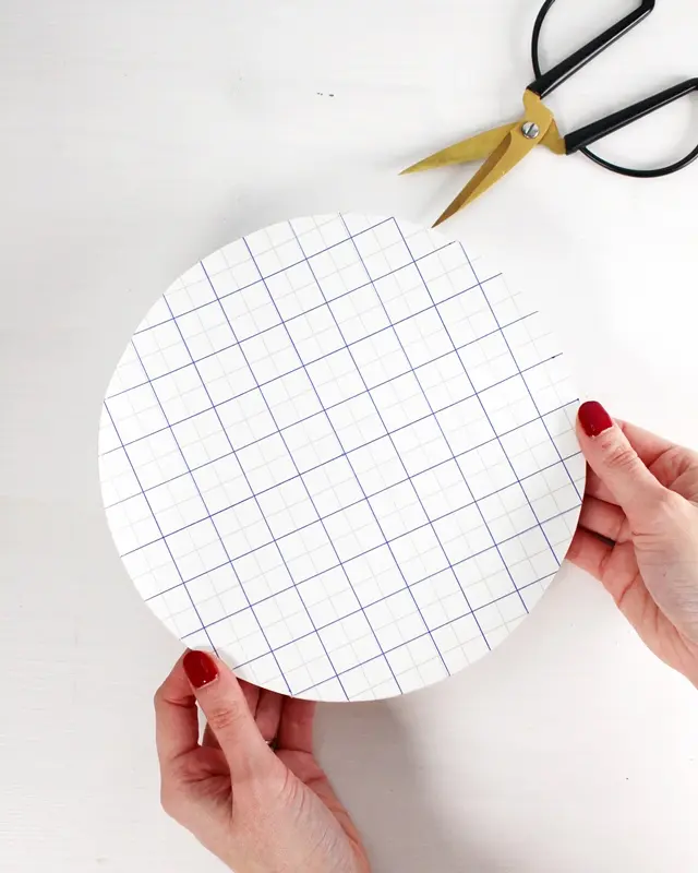 Im Moment sieht man sie ÜBERALL: Discokugeln und Dekorationen aus Spiegelfliesen. Wer meinen Blog verfolgt, weiß, dass ich ein riesiger Fan vom Dopamin Deko Trend bin. Ich habe selber viele kleine Discokugeln dekoriert und Dekoelemente mit Spiegelfliesen beklebt, die so einfach sofort gute Laune machen. Und da dachte mir: Warum den Deko-Trend nicht auch für Karneval nutzen? Also habe ich überlegt, wie ich am besten ein Discokugel Kostüm basteln kann, das auch wirklich funkelt und praktisch zugleich ist. Discokugel Kostüm basteln - Dopamin Trend für Karneval & Halloween - karnevalskostuem discokugel selbermachen 1