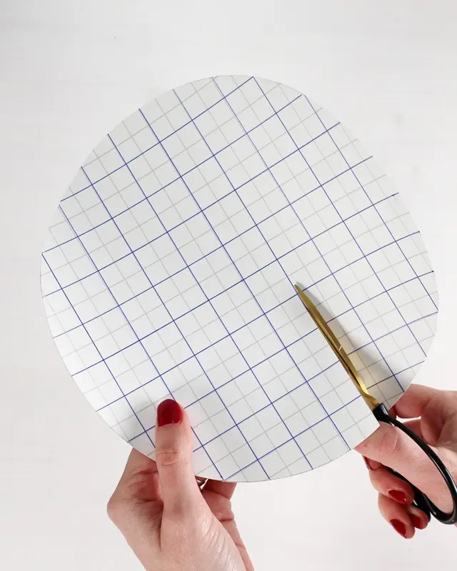 Im Moment sieht man sie ÜBERALL: Discokugeln und Dekorationen aus Spiegelfliesen. Wer meinen Blog verfolgt, weiß, dass ich ein riesiger Fan vom Dopamin Deko Trend bin. Ich habe selber viele kleine Discokugeln dekoriert und Dekoelemente mit Spiegelfliesen beklebt, die so einfach sofort gute Laune machen. Und da dachte mir: Warum den Deko-Trend nicht auch für Karneval nutzen? Also habe ich überlegt, wie ich am besten ein Discokugel Kostüm basteln kann, das auch wirklich funkelt und praktisch zugleich ist. Discokugel Kostüm basteln - Dopamin Trend für Karneval & Halloween - karnevalskostuem discokugel selbermachen 2