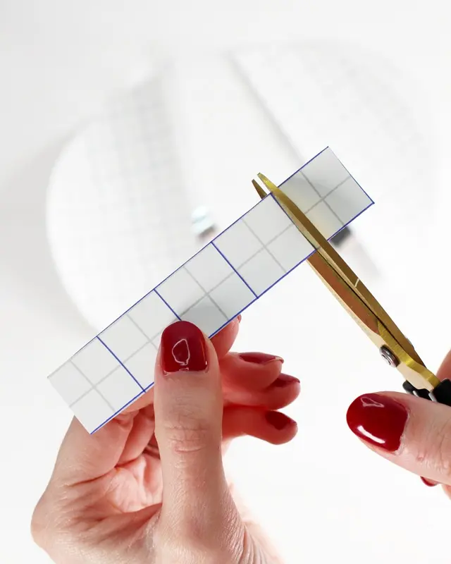 Im Moment sieht man sie ÜBERALL: Discokugeln und Dekorationen aus Spiegelfliesen. Wer meinen Blog verfolgt, weiß, dass ich ein riesiger Fan vom Dopamin Deko Trend bin. Ich habe selber viele kleine Discokugeln dekoriert und Dekoelemente mit Spiegelfliesen beklebt, die so einfach sofort gute Laune machen. Und da dachte mir: Warum den Deko-Trend nicht auch für Karneval nutzen? Also habe ich überlegt, wie ich am besten ein Discokugel Kostüm basteln kann, das auch wirklich funkelt und praktisch zugleich ist. Discokugel Kostüm basteln - Dopamin Trend für Karneval & Halloween - karnevalskostuem discokugel selbermachen 3