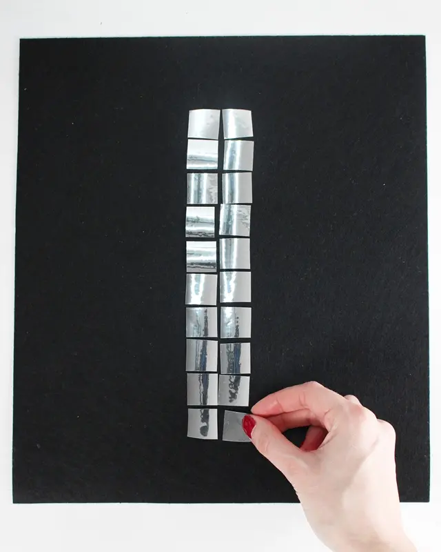 Im Moment sieht man sie ÜBERALL: Discokugeln und Dekorationen aus Spiegelfliesen. Wer meinen Blog verfolgt, weiß, dass ich ein riesiger Fan vom Dopamin Deko Trend bin. Ich habe selber viele kleine Discokugeln dekoriert und Dekoelemente mit Spiegelfliesen beklebt, die so einfach sofort gute Laune machen. Und da dachte mir: Warum den Deko-Trend nicht auch für Karneval nutzen? Also habe ich überlegt, wie ich am besten ein Discokugel Kostüm basteln kann, das auch wirklich funkelt und praktisch zugleich ist. Discokugel Kostüm basteln - Dopamin Trend für Karneval & Halloween - karnevalskostuem discokugel selbermachen 4