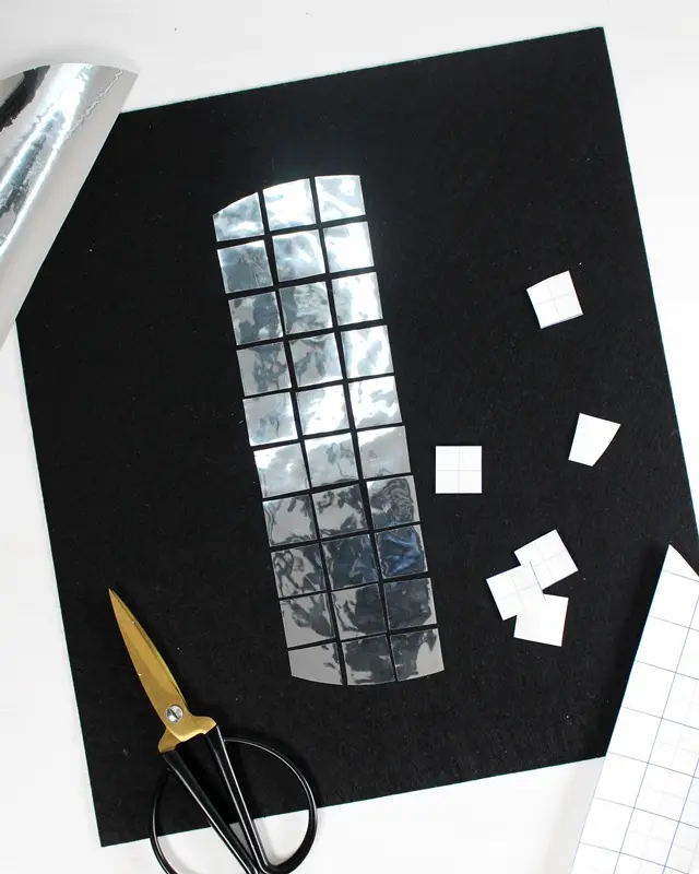 Im Moment sieht man sie ÜBERALL: Discokugeln und Dekorationen aus Spiegelfliesen. Wer meinen Blog verfolgt, weiß, dass ich ein riesiger Fan vom Dopamin Deko Trend bin. Ich habe selber viele kleine Discokugeln dekoriert und Dekoelemente mit Spiegelfliesen beklebt, die so einfach sofort gute Laune machen. Und da dachte mir: Warum den Deko-Trend nicht auch für Karneval nutzen? Also habe ich überlegt, wie ich am besten ein Discokugel Kostüm basteln kann, das auch wirklich funkelt und praktisch zugleich ist. Discokugel Kostüm basteln - Dopamin Trend für Karneval & Halloween - karnevalskostuem discokugel selbermachen 6