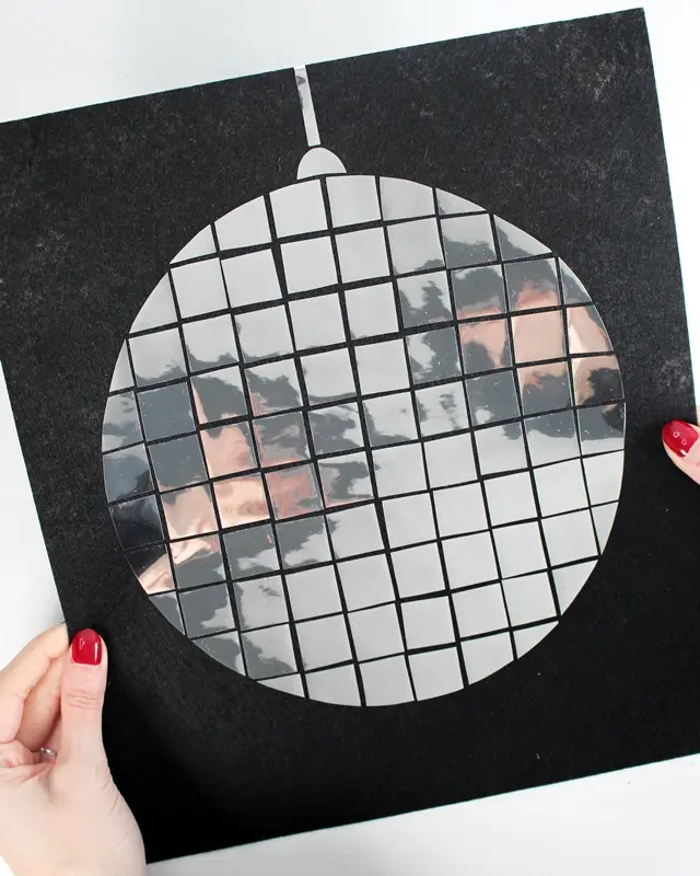 Im Moment sieht man sie ÜBERALL: Discokugeln und Dekorationen aus Spiegelfliesen. Wer meinen Blog verfolgt, weiß, dass ich ein riesiger Fan vom Dopamin Deko Trend bin. Ich habe selber viele kleine Discokugeln dekoriert und Dekoelemente mit Spiegelfliesen beklebt, die so einfach sofort gute Laune machen. Und da dachte mir: Warum den Deko-Trend nicht auch für Karneval nutzen? Also habe ich überlegt, wie ich am besten ein Discokugel Kostüm basteln kann, das auch wirklich funkelt und praktisch zugleich ist. Discokugel Kostüm basteln - Dopamin Trend für Karneval & Halloween - karnevalskostuem discokugel selbermachen 7