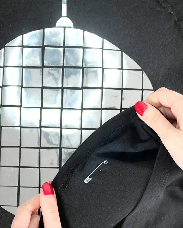 Im Moment sieht man sie ÜBERALL: Discokugeln und Dekorationen aus Spiegelfliesen. Wer meinen Blog verfolgt, weiß, dass ich ein riesiger Fan vom Dopamin Deko Trend bin. Ich habe selber viele kleine Discokugeln dekoriert und Dekoelemente mit Spiegelfliesen beklebt, die so einfach sofort gute Laune machen. Und da dachte mir: Warum den Deko-Trend nicht auch für Karneval nutzen? Also habe ich überlegt, wie ich am besten ein Discokugel Kostüm basteln kann, das auch wirklich funkelt und praktisch zugleich ist. Discokugel Kostüm basteln - Dopamin Trend für Karneval & Halloween - karnevalskostuem discokugel selbermachen 9