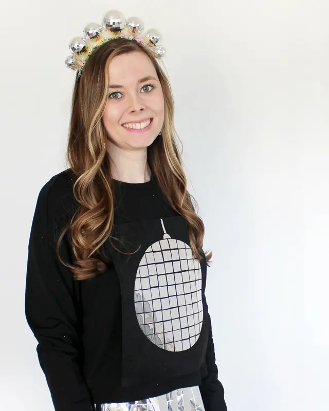 Im Moment sieht man sie ÜBERALL: Discokugeln und Dekorationen aus Spiegelfliesen. Wer meinen Blog verfolgt, weiß, dass ich ein riesiger Fan vom Dopamin Deko Trend bin. Ich habe selber viele kleine Discokugeln dekoriert und Dekoelemente mit Spiegelfliesen beklebt, die so einfach sofort gute Laune machen. Und da dachte mir: Warum den Deko-Trend nicht auch für Karneval nutzen? Also habe ich überlegt, wie ich am besten ein Discokugel Kostüm basteln kann, das auch wirklich funkelt und praktisch zugleich ist. Discokugel Kostüm basteln - Dopamin Trend für Karneval & Halloween - karnevalskostuem discokugel