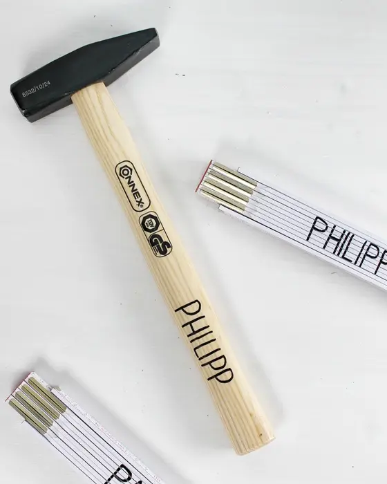 Geschenke für Männer basteln ist oft gar nicht so einfach – es soll persönlich sein, aber bloß nicht kitschig. In diesem Beitrag zeige ich dir 5 einfache und schlichte DIY-Ideen, die nützlich sind und garantiert nicht im Schrank verstauben: Vom personalisierten Werkzeug bis hin zur individuellen Fan-Art. Meine Ideen können z.B. zum Geburtstag, zu Weihnachten, zum Vatertag oder als kleine Aufmerksamkeit zwischendurch verschenkt werden. Auch wenn diese Ideen perfekt für Männer funktionieren, sind sie natürlich für alle geeignet, die sich über praktisches Zubehör und minimalistische Deko freuen! Geschenke für Geschenke für Männer basteln: 5 einfache DIY Ideen - personalisierter hammer 1