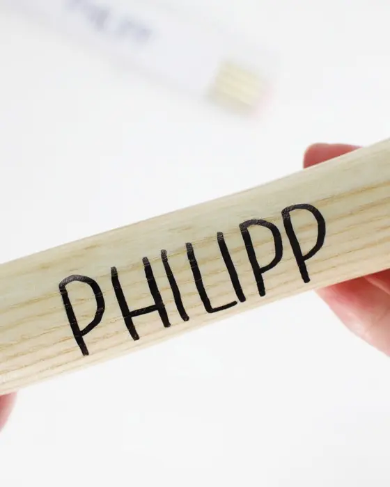 Geschenke für Männer basteln ist oft gar nicht so einfach – es soll persönlich sein, aber bloß nicht kitschig. In diesem Beitrag zeige ich dir 5 einfache und schlichte DIY-Ideen, die nützlich sind und garantiert nicht im Schrank verstauben: Vom personalisierten Werkzeug bis hin zur individuellen Fan-Art. Meine Ideen können z.B. zum Geburtstag, zu Weihnachten, zum Vatertag oder als kleine Aufmerksamkeit zwischendurch verschenkt werden. Auch wenn diese Ideen perfekt für Männer funktionieren, sind sie natürlich für alle geeignet, die sich über praktisches Zubehör und minimalistische Deko freuen! Geschenke für Geschenke für Männer basteln: 5 einfache DIY Ideen - personalisierter hammer 2