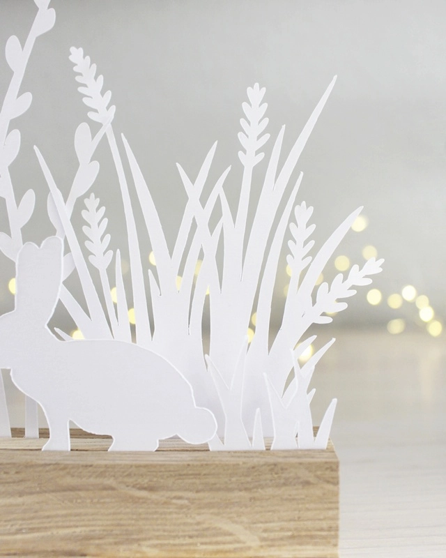 Gestalte mit der "Plotterdatei Osterwiese" eine schlichte Osterdeko aus Papier. Die minimalistischen Hasen- und Gräser-Motive können in Holzleisten oder auch als Fensterdeko genutzt werden. Plotterdateien (SVG + DXF) + PNG Plotterdatei Osterwiese - Minimalistische Osterdeko aus Papier plotten | Tinkerhome - Einfache DIYs für dein Zuhause