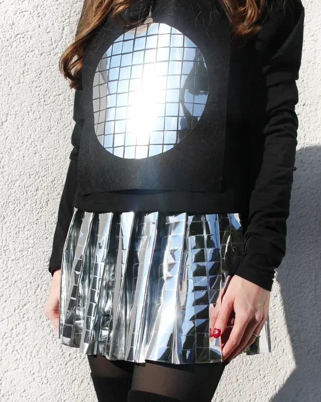 Im Moment sieht man sie ÜBERALL: Discokugeln und Dekorationen aus Spiegelfliesen. Wer meinen Blog verfolgt, weiß, dass ich ein riesiger Fan vom Dopamin Deko Trend bin. Ich habe selber viele kleine Discokugeln dekoriert und Dekoelemente mit Spiegelfliesen beklebt, die so einfach sofort gute Laune machen. Und da dachte mir: Warum den Deko-Trend nicht auch für Karneval nutzen? Also habe ich überlegt, wie ich am besten ein Discokugel Kostüm basteln kann, das auch wirklich funkelt und praktisch zugleich ist. Discokugel Kostüm basteln - Dopamin Trend für Karneval & Halloween - selbstgemachtes discokugel kostuem