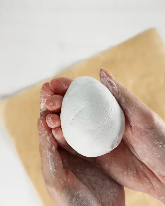 Ostern steht vor der Tür und falls du dieses Jahr Lust auf etwas Neues hast, hab ich was für dich: Ich habe moderne Terrazzo Ostereier gebastelt! Ich liebe diesen Trend total, weil die Ergebnisse immer edel aussehen, egal ob mit knallig bunten oder dezenteren Terrazzo-Splittern. DIY Terrazzo Ostereier basteln: Osterdeko aus Modelliermasse - terrazzo osterei basteln 1