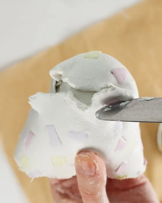 Ostern steht vor der Tür und falls du dieses Jahr Lust auf etwas Neues hast, hab ich was für dich: Ich habe moderne Terrazzo Ostereier gebastelt! Ich liebe diesen Trend total, weil die Ergebnisse immer edel aussehen, egal ob mit knallig bunten oder dezenteren Terrazzo-Splittern. DIY Terrazzo Ostereier basteln: Osterdeko aus Modelliermasse - terrazzo osterei basteln 3