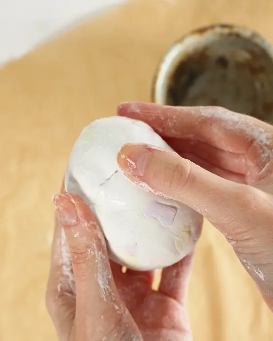 Ostern steht vor der Tür und falls du dieses Jahr Lust auf etwas Neues hast, hab ich was für dich: Ich habe moderne Terrazzo Ostereier gebastelt! Ich liebe diesen Trend total, weil die Ergebnisse immer edel aussehen, egal ob mit knallig bunten oder dezenteren Terrazzo-Splittern. DIY Terrazzo Ostereier basteln: Osterdeko aus Modelliermasse - terrazzo osterei basteln 4