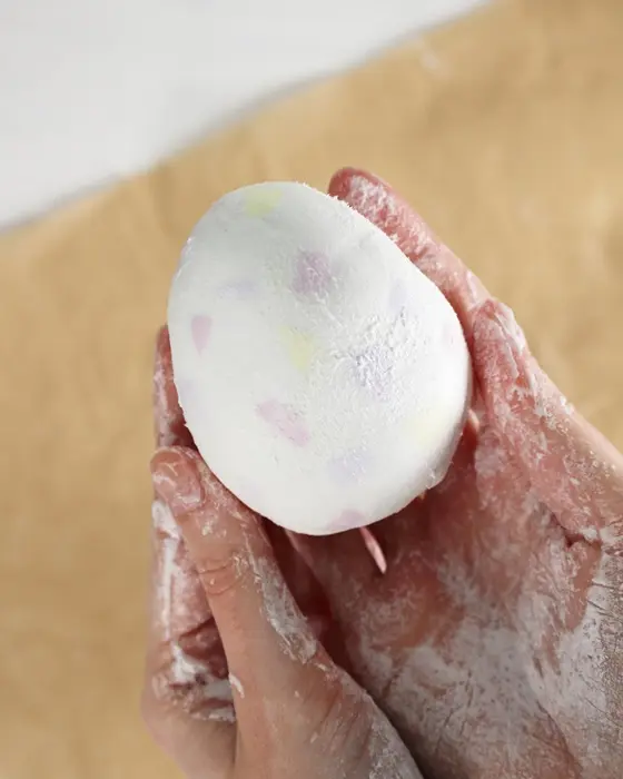 Ostern steht vor der Tür und falls du dieses Jahr Lust auf etwas Neues hast, hab ich was für dich: Ich habe moderne Terrazzo Ostereier gebastelt! Ich liebe diesen Trend total, weil die Ergebnisse immer edel aussehen, egal ob mit knallig bunten oder dezenteren Terrazzo-Splittern. DIY Terrazzo Ostereier basteln: Osterdeko aus Modelliermasse - terrazzo osterei basteln 5