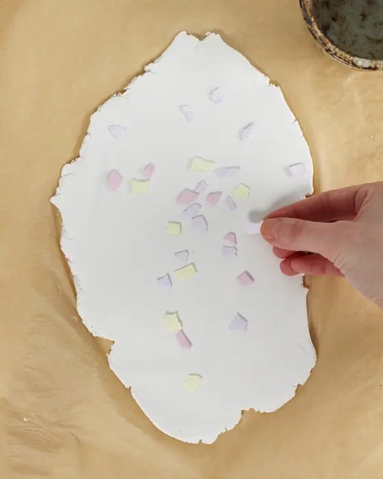 Ostern steht vor der Tür und falls du dieses Jahr Lust auf etwas Neues hast, hab ich was für dich: Ich habe moderne Terrazzo Ostereier gebastelt! Ich liebe diesen Trend total, weil die Ergebnisse immer edel aussehen, egal ob mit knallig bunten oder dezenteren Terrazzo-Splittern. DIY Terrazzo Ostereier basteln: Osterdeko aus Modelliermasse - terrazzo osterei basteln als vase 11