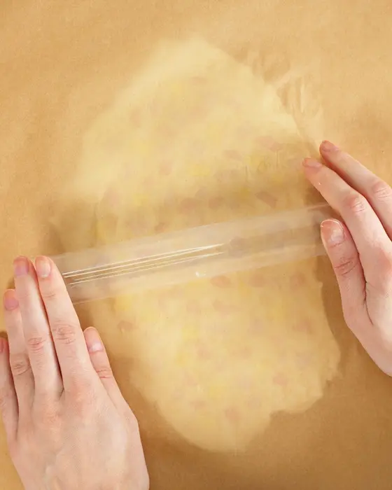 Ostern steht vor der Tür und falls du dieses Jahr Lust auf etwas Neues hast, hab ich was für dich: Ich habe moderne Terrazzo Ostereier gebastelt! Ich liebe diesen Trend total, weil die Ergebnisse immer edel aussehen, egal ob mit knallig bunten oder dezenteren Terrazzo-Splittern. DIY Terrazzo Ostereier basteln: Osterdeko aus Modelliermasse - terrazzo osterei basteln als vase 13