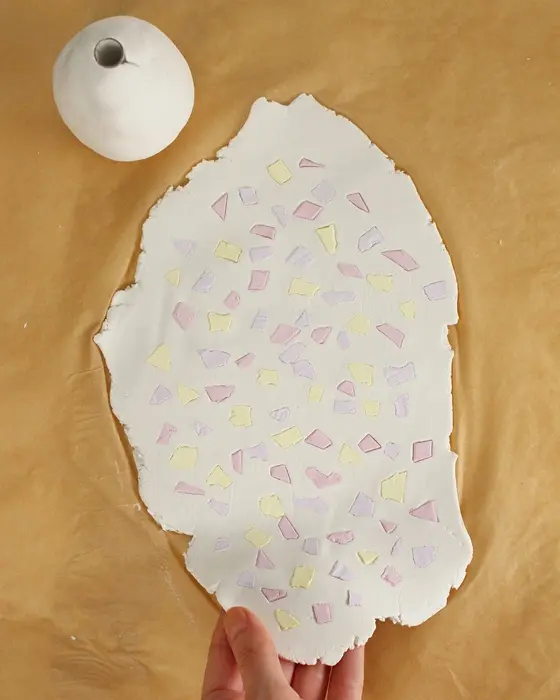 Ostern steht vor der Tür und falls du dieses Jahr Lust auf etwas Neues hast, hab ich was für dich: Ich habe moderne Terrazzo Ostereier gebastelt! Ich liebe diesen Trend total, weil die Ergebnisse immer edel aussehen, egal ob mit knallig bunten oder dezenteren Terrazzo-Splittern. DIY Terrazzo Ostereier basteln: Osterdeko aus Modelliermasse - terrazzo osterei basteln als vase 14