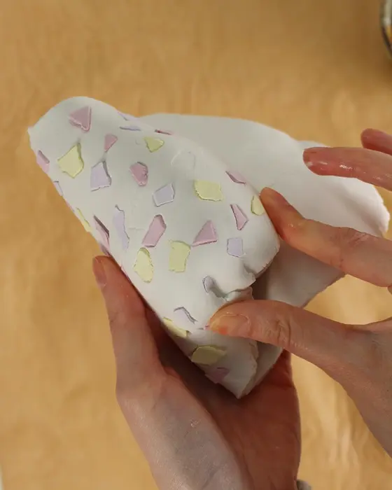 Ostern steht vor der Tür und falls du dieses Jahr Lust auf etwas Neues hast, hab ich was für dich: Ich habe moderne Terrazzo Ostereier gebastelt! Ich liebe diesen Trend total, weil die Ergebnisse immer edel aussehen, egal ob mit knallig bunten oder dezenteren Terrazzo-Splittern. DIY Terrazzo Ostereier basteln: Osterdeko aus Modelliermasse - terrazzo osterei basteln als vase 16