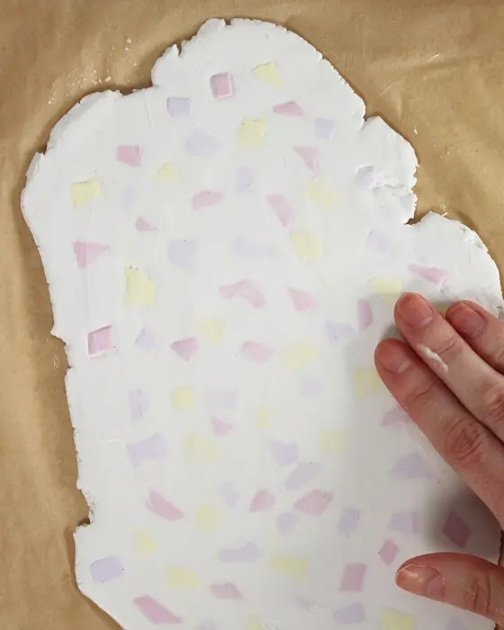 Ostern steht vor der Tür und falls du dieses Jahr Lust auf etwas Neues hast, hab ich was für dich: Ich habe moderne Terrazzo Ostereier gebastelt! Ich liebe diesen Trend total, weil die Ergebnisse immer edel aussehen, egal ob mit knallig bunten oder dezenteren Terrazzo-Splittern. DIY Terrazzo Ostereier basteln: Osterdeko aus Modelliermasse - terrazzo osterei basteln als vase 17