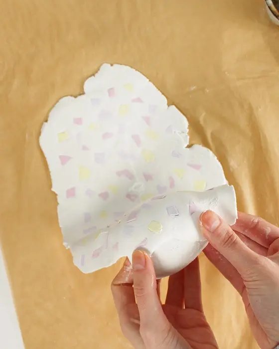 Ostern steht vor der Tür und falls du dieses Jahr Lust auf etwas Neues hast, hab ich was für dich: Ich habe moderne Terrazzo Ostereier gebastelt! Ich liebe diesen Trend total, weil die Ergebnisse immer edel aussehen, egal ob mit knallig bunten oder dezenteren Terrazzo-Splittern. DIY Terrazzo Ostereier basteln: Osterdeko aus Modelliermasse - terrazzo osterei basteln als vase 18