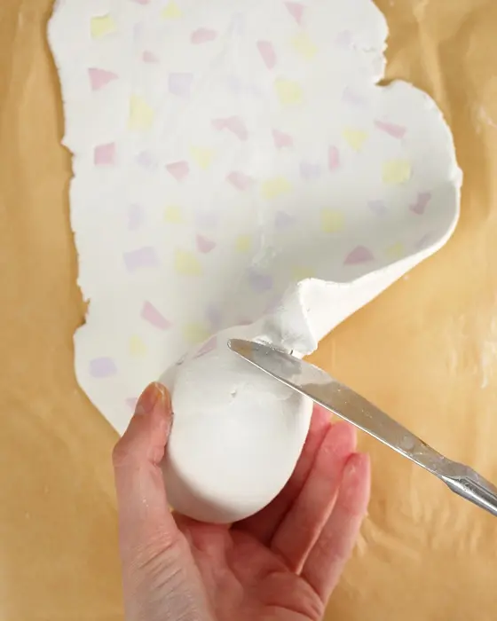 Ostern steht vor der Tür und falls du dieses Jahr Lust auf etwas Neues hast, hab ich was für dich: Ich habe moderne Terrazzo Ostereier gebastelt! Ich liebe diesen Trend total, weil die Ergebnisse immer edel aussehen, egal ob mit knallig bunten oder dezenteren Terrazzo-Splittern. DIY Terrazzo Ostereier basteln: Osterdeko aus Modelliermasse - terrazzo osterei basteln als vase 19