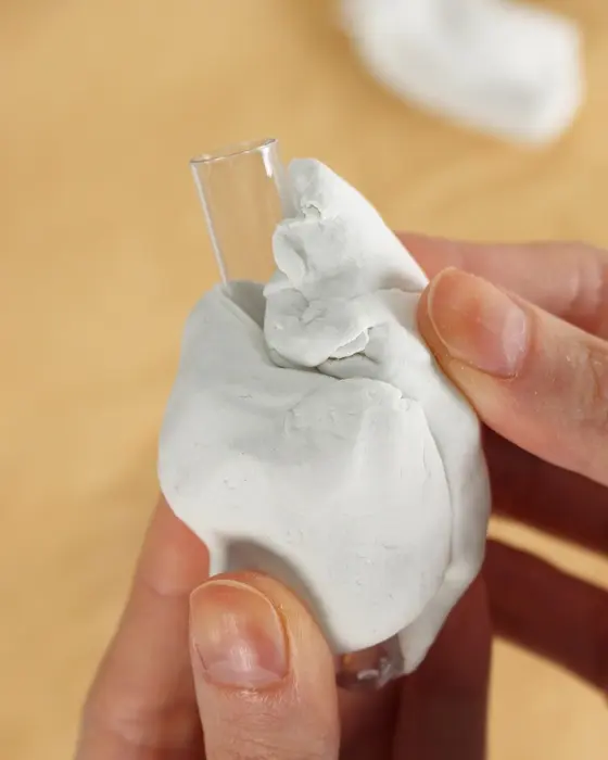 Ostern steht vor der Tür und falls du dieses Jahr Lust auf etwas Neues hast, hab ich was für dich: Ich habe moderne Terrazzo Ostereier gebastelt! Ich liebe diesen Trend total, weil die Ergebnisse immer edel aussehen, egal ob mit knallig bunten oder dezenteren Terrazzo-Splittern. DIY Terrazzo Ostereier basteln: Osterdeko aus Modelliermasse - terrazzo osterei basteln als vase 2