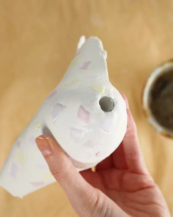 Ostern steht vor der Tür und falls du dieses Jahr Lust auf etwas Neues hast, hab ich was für dich: Ich habe moderne Terrazzo Ostereier gebastelt! Ich liebe diesen Trend total, weil die Ergebnisse immer edel aussehen, egal ob mit knallig bunten oder dezenteren Terrazzo-Splittern. DIY Terrazzo Ostereier basteln: Osterdeko aus Modelliermasse - terrazzo osterei basteln als vase 20