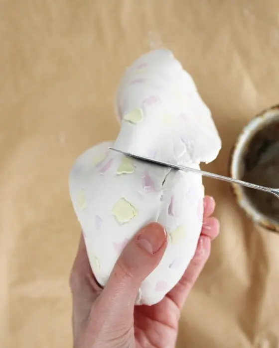 Ostern steht vor der Tür und falls du dieses Jahr Lust auf etwas Neues hast, hab ich was für dich: Ich habe moderne Terrazzo Ostereier gebastelt! Ich liebe diesen Trend total, weil die Ergebnisse immer edel aussehen, egal ob mit knallig bunten oder dezenteren Terrazzo-Splittern. DIY Terrazzo Ostereier basteln: Osterdeko aus Modelliermasse - terrazzo osterei basteln als vase 21