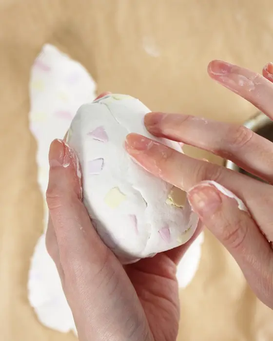 Ostern steht vor der Tür und falls du dieses Jahr Lust auf etwas Neues hast, hab ich was für dich: Ich habe moderne Terrazzo Ostereier gebastelt! Ich liebe diesen Trend total, weil die Ergebnisse immer edel aussehen, egal ob mit knallig bunten oder dezenteren Terrazzo-Splittern. DIY Terrazzo Ostereier basteln: Osterdeko aus Modelliermasse - terrazzo osterei basteln als vase 22