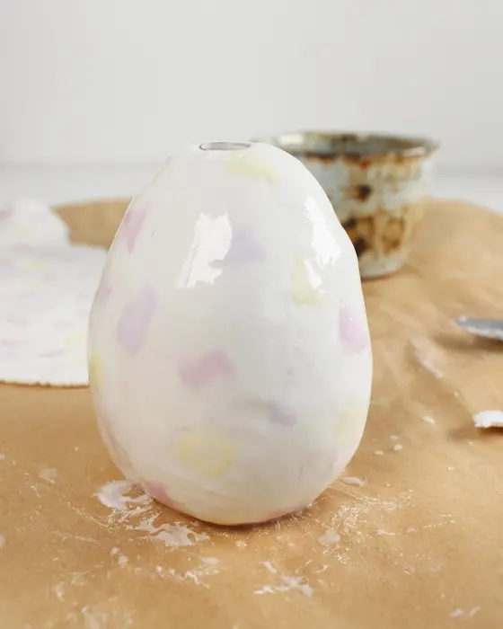 Ostern steht vor der Tür und falls du dieses Jahr Lust auf etwas Neues hast, hab ich was für dich: Ich habe moderne Terrazzo Ostereier gebastelt! Ich liebe diesen Trend total, weil die Ergebnisse immer edel aussehen, egal ob mit knallig bunten oder dezenteren Terrazzo-Splittern. DIY Terrazzo Ostereier basteln: Osterdeko aus Modelliermasse - terrazzo osterei basteln als vase 23