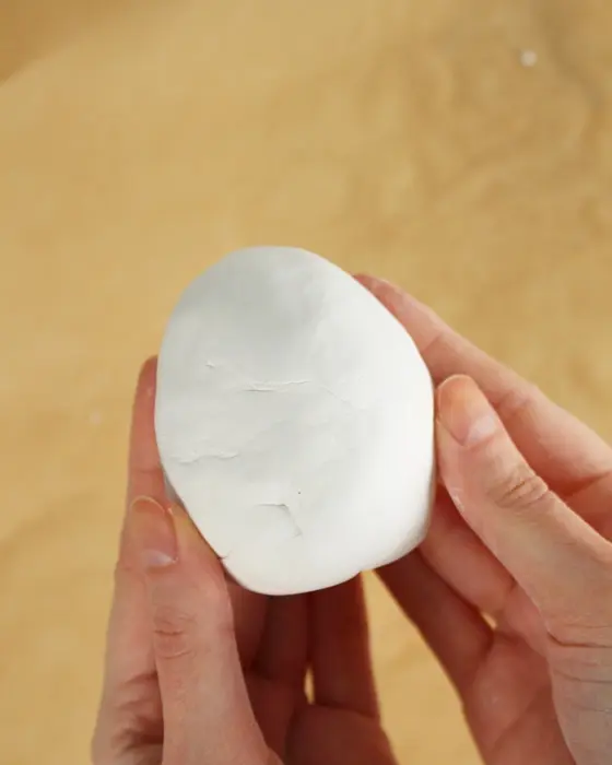 Ostern steht vor der Tür und falls du dieses Jahr Lust auf etwas Neues hast, hab ich was für dich: Ich habe moderne Terrazzo Ostereier gebastelt! Ich liebe diesen Trend total, weil die Ergebnisse immer edel aussehen, egal ob mit knallig bunten oder dezenteren Terrazzo-Splittern. DIY Terrazzo Ostereier basteln: Osterdeko aus Modelliermasse - terrazzo osterei basteln als vase 3