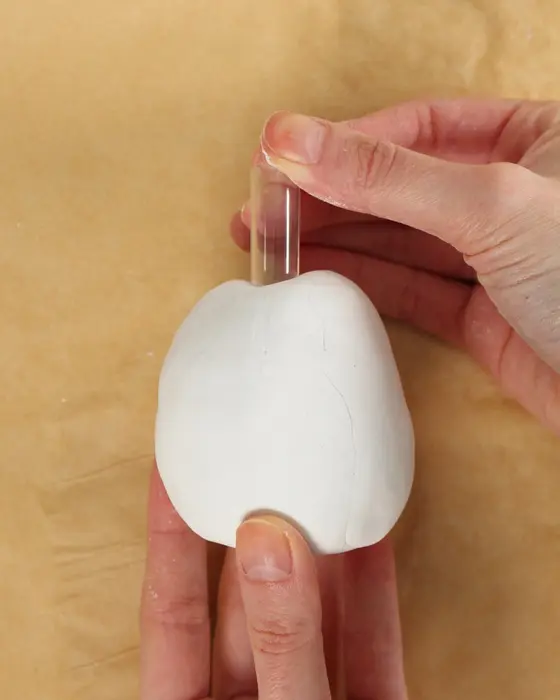 Ostern steht vor der Tür und falls du dieses Jahr Lust auf etwas Neues hast, hab ich was für dich: Ich habe moderne Terrazzo Ostereier gebastelt! Ich liebe diesen Trend total, weil die Ergebnisse immer edel aussehen, egal ob mit knallig bunten oder dezenteren Terrazzo-Splittern. DIY Terrazzo Ostereier basteln: Osterdeko aus Modelliermasse - terrazzo osterei basteln als vase 4