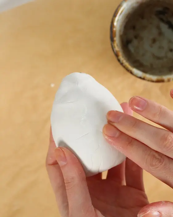 Ostern steht vor der Tür und falls du dieses Jahr Lust auf etwas Neues hast, hab ich was für dich: Ich habe moderne Terrazzo Ostereier gebastelt! Ich liebe diesen Trend total, weil die Ergebnisse immer edel aussehen, egal ob mit knallig bunten oder dezenteren Terrazzo-Splittern. DIY Terrazzo Ostereier basteln: Osterdeko aus Modelliermasse - terrazzo osterei basteln als vase 6