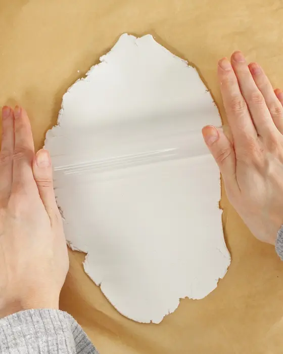 Ostern steht vor der Tür und falls du dieses Jahr Lust auf etwas Neues hast, hab ich was für dich: Ich habe moderne Terrazzo Ostereier gebastelt! Ich liebe diesen Trend total, weil die Ergebnisse immer edel aussehen, egal ob mit knallig bunten oder dezenteren Terrazzo-Splittern. DIY Terrazzo Ostereier basteln: Osterdeko aus Modelliermasse - terrazzo osterei basteln als vase 9