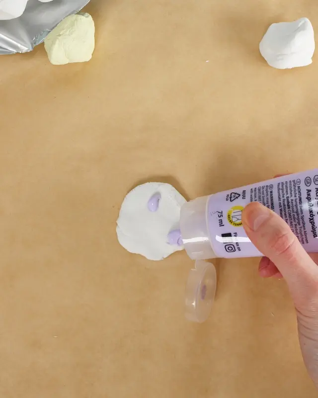 Ostern steht vor der Tür und falls du dieses Jahr Lust auf etwas Neues hast, hab ich was für dich: Ich habe moderne Terrazzo Ostereier gebastelt! Ich liebe diesen Trend total, weil die Ergebnisse immer edel aussehen, egal ob mit knallig bunten oder dezenteren Terrazzo-Splittern. DIY Terrazzo Ostereier basteln: Osterdeko aus Modelliermasse - terrazzo splitter aus modelliermasse selber machen 1