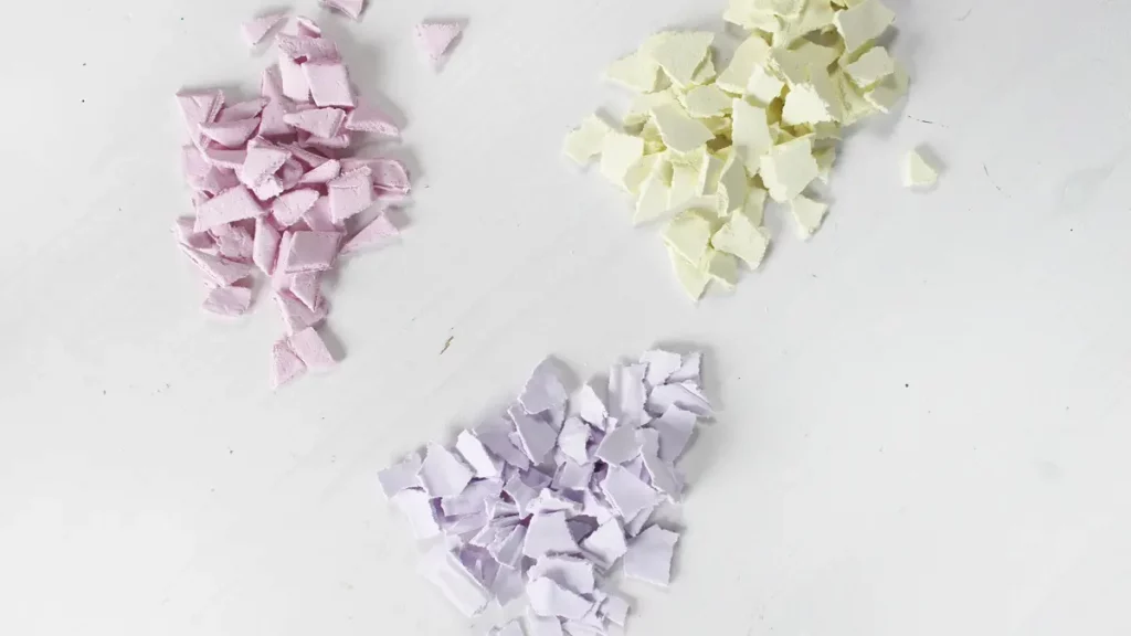 Ostern steht vor der Tür und falls du dieses Jahr Lust auf etwas Neues hast, hab ich was für dich: Ich habe moderne Terrazzo Ostereier gebastelt! Ich liebe diesen Trend total, weil die Ergebnisse immer edel aussehen, egal ob mit knallig bunten oder dezenteren Terrazzo-Splittern. DIY Terrazzo Ostereier basteln: Osterdeko aus Modelliermasse - terrazzo splitter aus modelliermasse selber machen 10