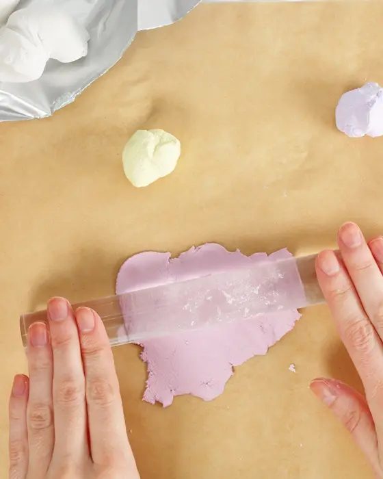 Ostern steht vor der Tür und falls du dieses Jahr Lust auf etwas Neues hast, hab ich was für dich: Ich habe moderne Terrazzo Ostereier gebastelt! Ich liebe diesen Trend total, weil die Ergebnisse immer edel aussehen, egal ob mit knallig bunten oder dezenteren Terrazzo-Splittern. DIY Terrazzo Ostereier basteln: Osterdeko aus Modelliermasse - terrazzo splitter aus modelliermasse selber machen 3