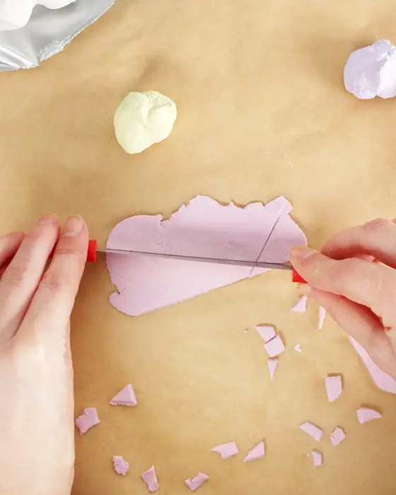 Ostern steht vor der Tür und falls du dieses Jahr Lust auf etwas Neues hast, hab ich was für dich: Ich habe moderne Terrazzo Ostereier gebastelt! Ich liebe diesen Trend total, weil die Ergebnisse immer edel aussehen, egal ob mit knallig bunten oder dezenteren Terrazzo-Splittern. DIY Terrazzo Ostereier basteln: Osterdeko aus Modelliermasse - terrazzo splitter aus modelliermasse selber machen 4