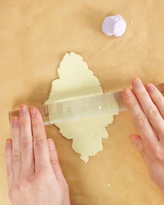 Ostern steht vor der Tür und falls du dieses Jahr Lust auf etwas Neues hast, hab ich was für dich: Ich habe moderne Terrazzo Ostereier gebastelt! Ich liebe diesen Trend total, weil die Ergebnisse immer edel aussehen, egal ob mit knallig bunten oder dezenteren Terrazzo-Splittern. DIY Terrazzo Ostereier basteln: Osterdeko aus Modelliermasse - terrazzo splitter aus modelliermasse selber machen 5