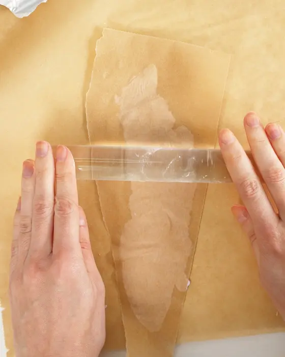 Ostern steht vor der Tür und falls du dieses Jahr Lust auf etwas Neues hast, hab ich was für dich: Ich habe moderne Terrazzo Ostereier gebastelt! Ich liebe diesen Trend total, weil die Ergebnisse immer edel aussehen, egal ob mit knallig bunten oder dezenteren Terrazzo-Splittern. DIY Terrazzo Ostereier basteln: Osterdeko aus Modelliermasse - terrazzo splitter aus modelliermasse selber machen 6